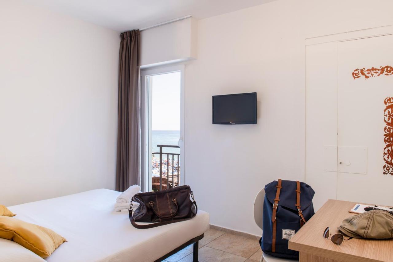 Hotel Jolly Roger Пиетра Лигуре Екстериор снимка
