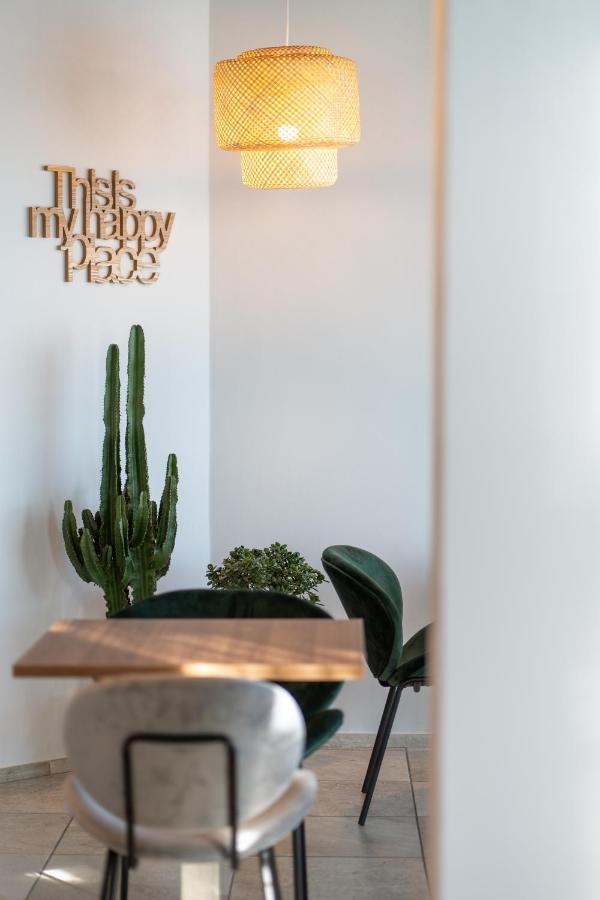 Hotel Jolly Roger Пиетра Лигуре Екстериор снимка