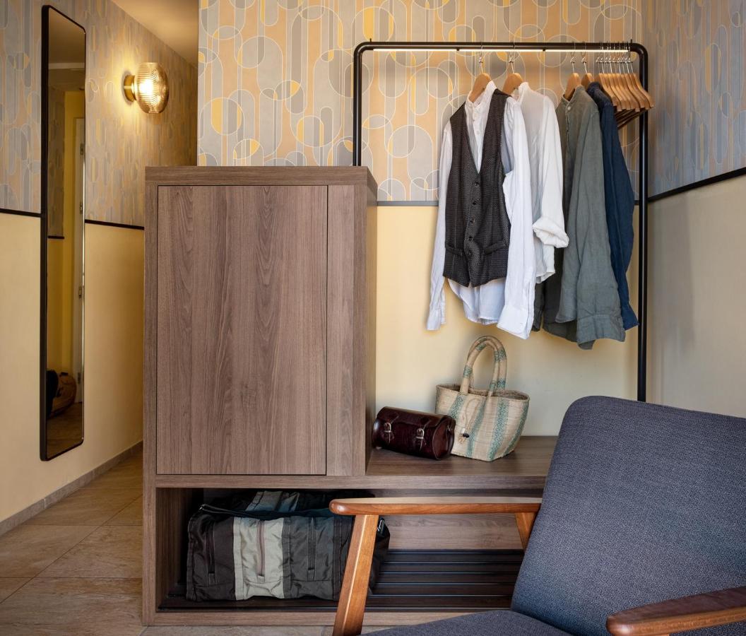 Hotel Jolly Roger Пиетра Лигуре Екстериор снимка