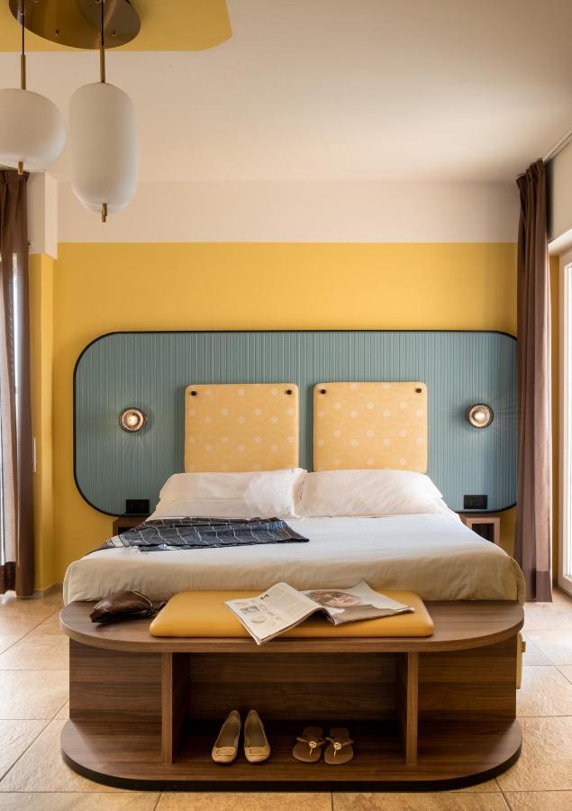 Hotel Jolly Roger Пиетра Лигуре Екстериор снимка