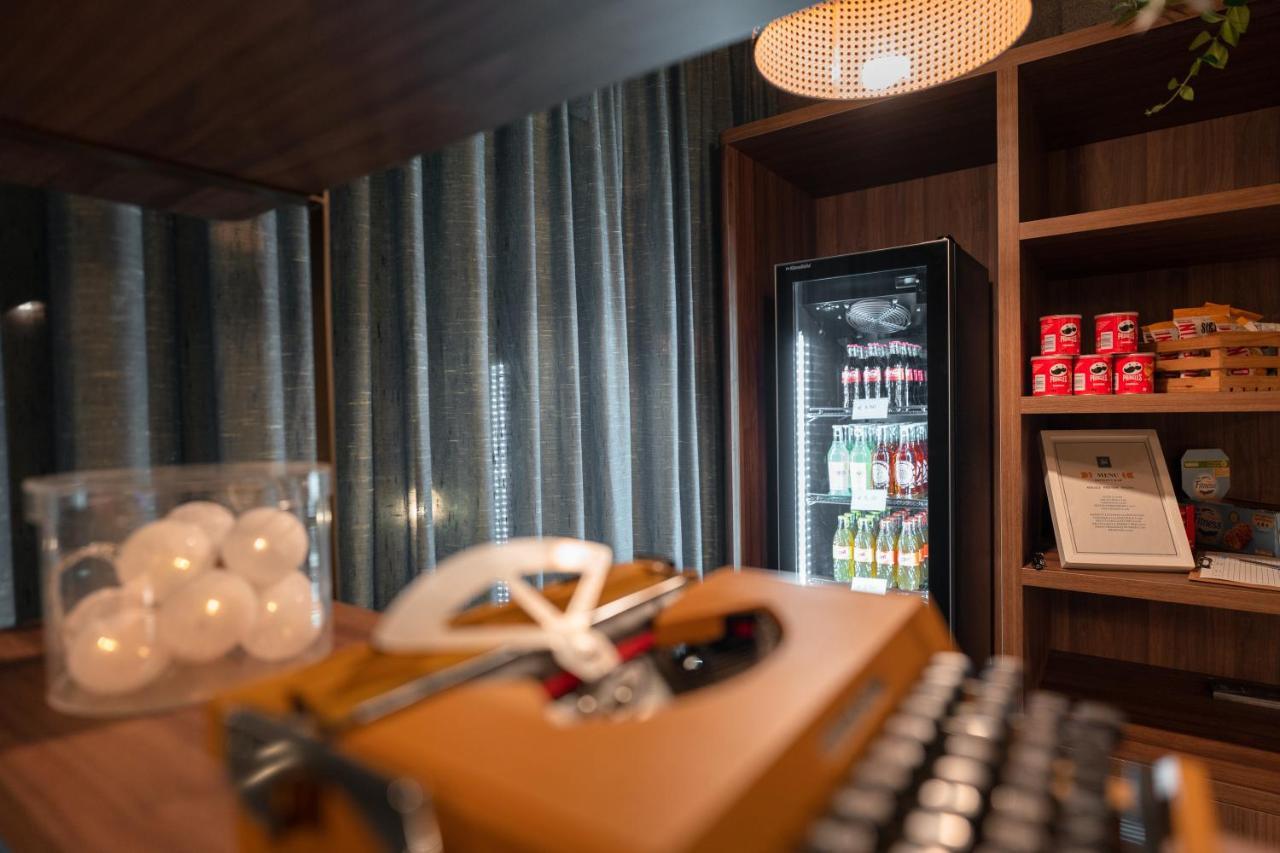 Hotel Jolly Roger Пиетра Лигуре Екстериор снимка