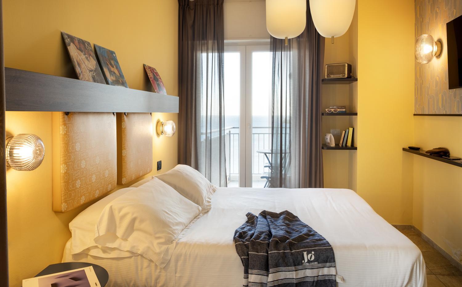 Hotel Jolly Roger Пиетра Лигуре Екстериор снимка