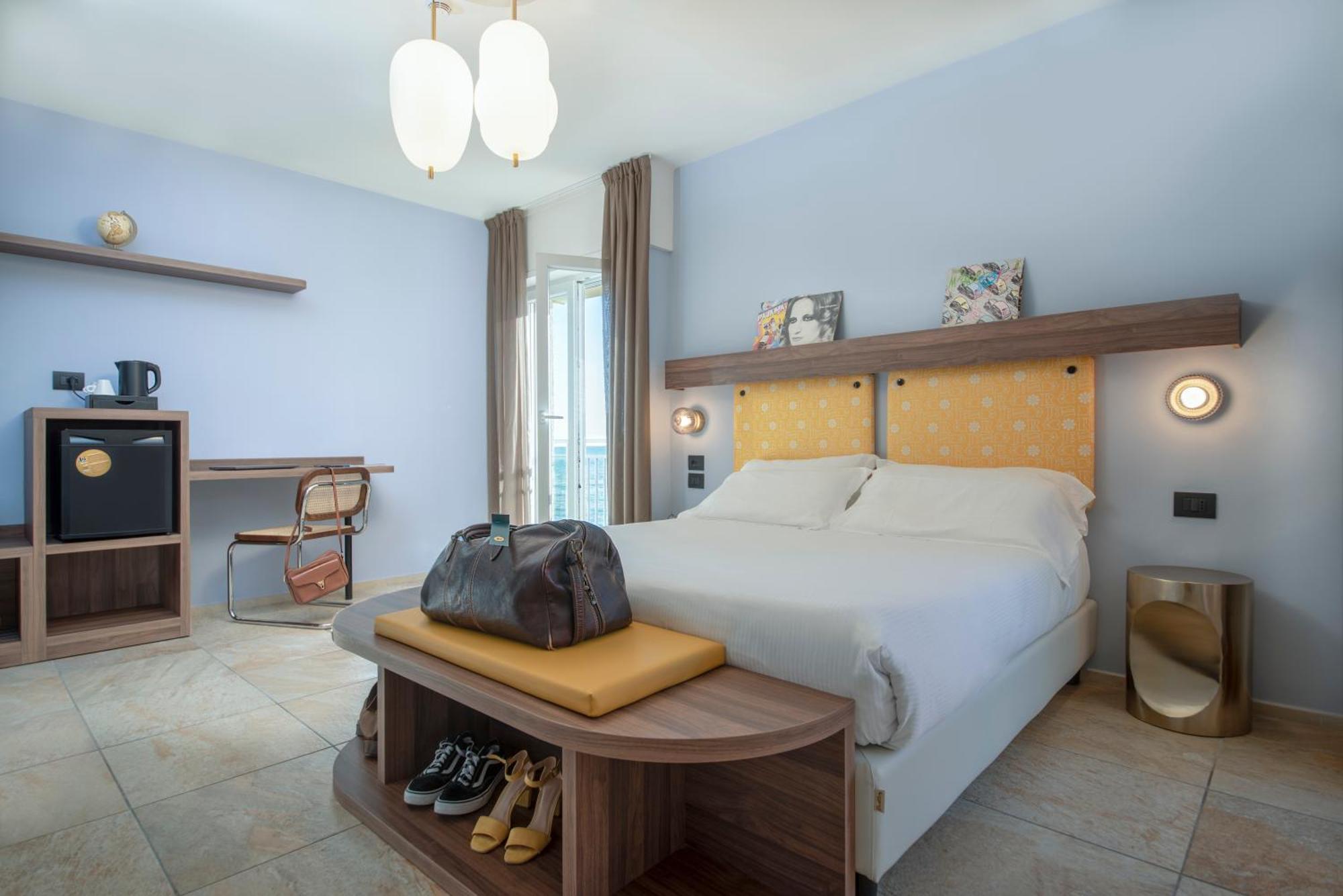 Hotel Jolly Roger Пиетра Лигуре Екстериор снимка