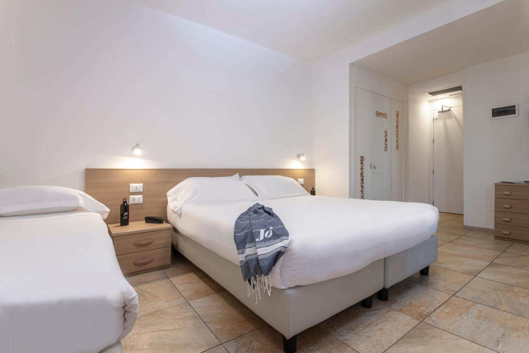 Hotel Jolly Roger Пиетра Лигуре Екстериор снимка