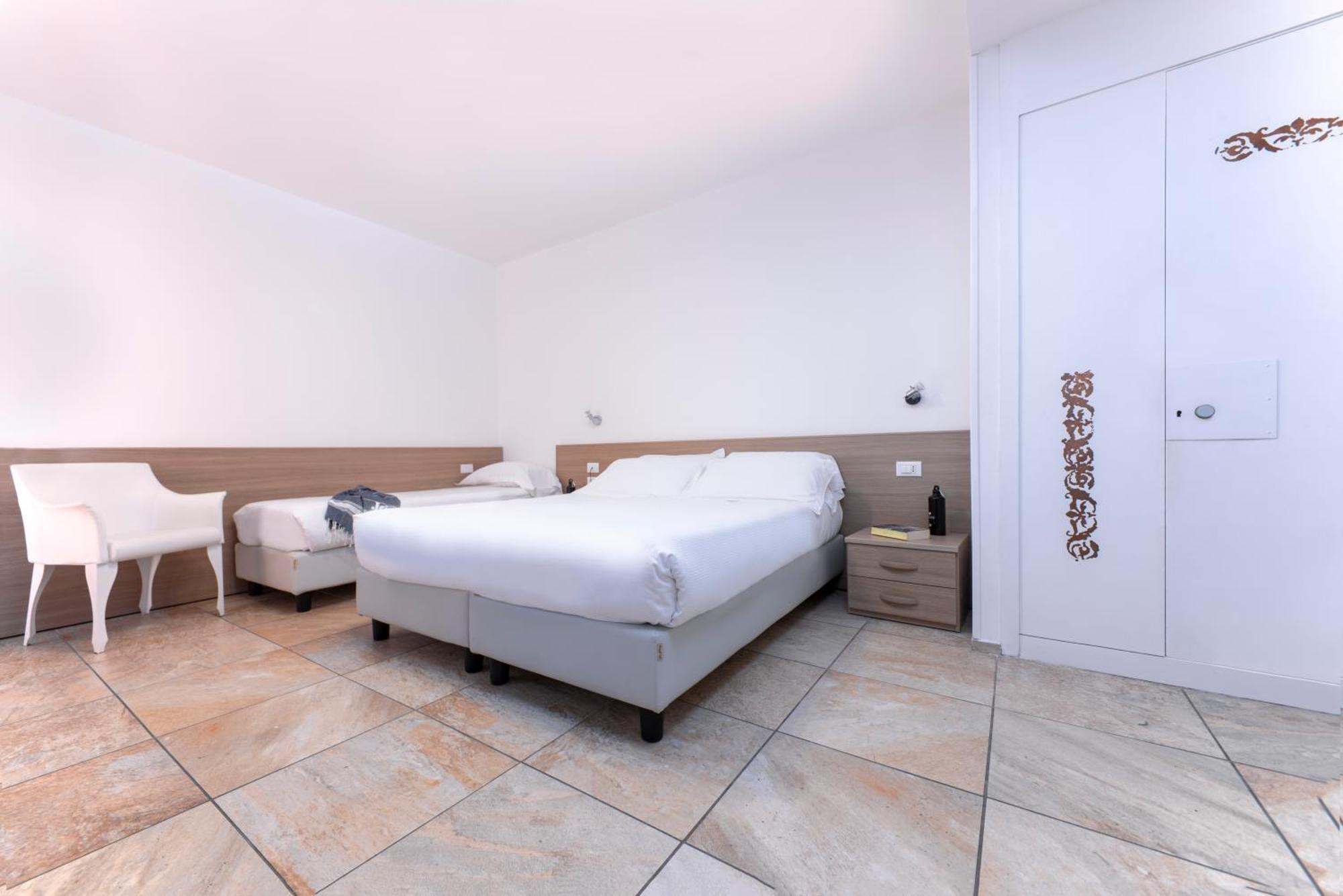 Hotel Jolly Roger Пиетра Лигуре Екстериор снимка