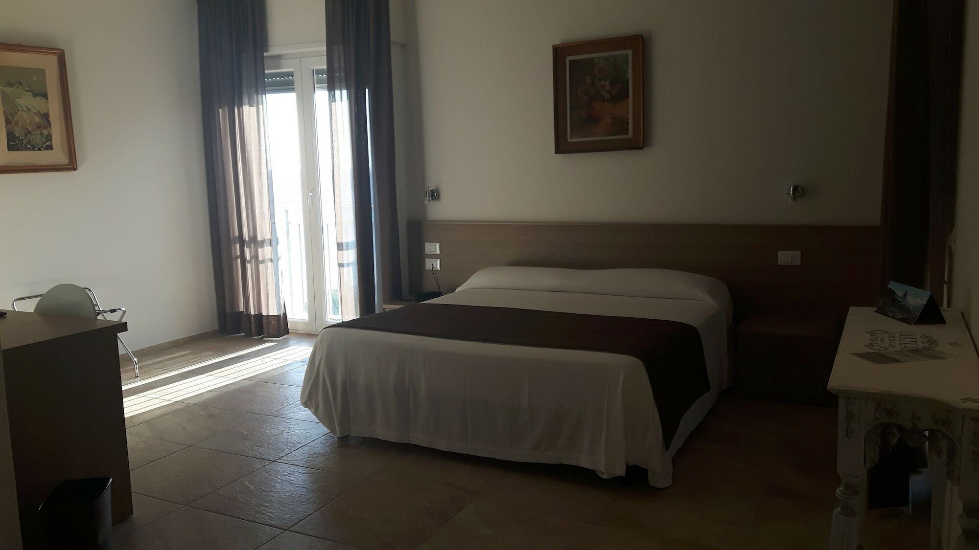 Hotel Jolly Roger Пиетра Лигуре Екстериор снимка